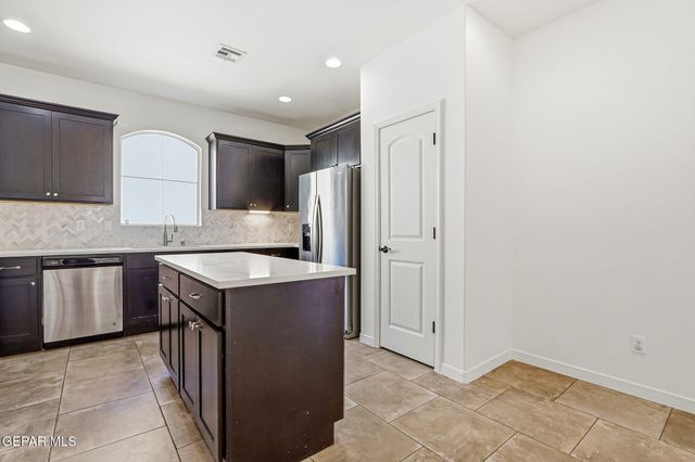 835 BRONZE HILL Avenue, Santa Teresa, NM 88008