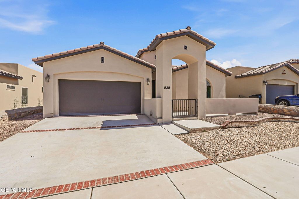 835 BRONZE HILL Avenue, Santa Teresa, NM 88008