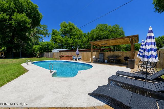 5108 SILVER LAKE Drive, Palatka, FL 32177