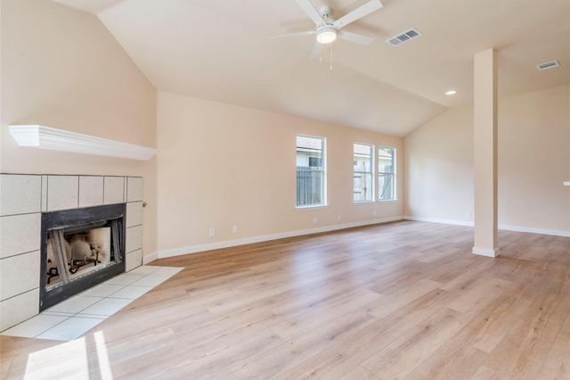 214 Sandhill DR, Lockhart, TX 78644