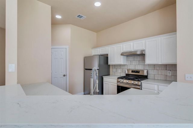 214 Sandhill DR, Lockhart, TX 78644