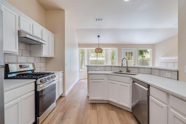 214 Sandhill DR, Lockhart, TX 78644