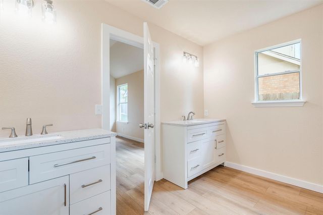 214 Sandhill DR, Lockhart, TX 78644