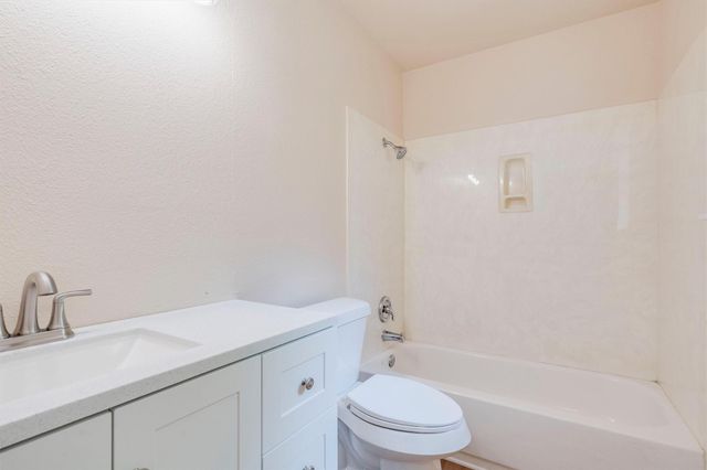 214 Sandhill DR, Lockhart, TX 78644