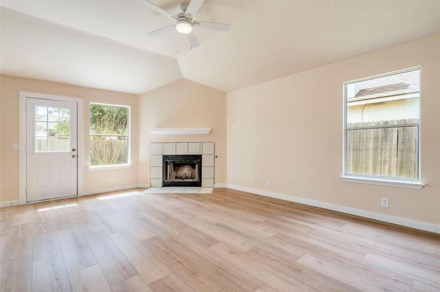 214 Sandhill DR, Lockhart, TX 78644