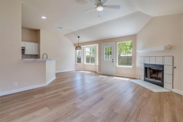 214 Sandhill DR, Lockhart, TX 78644