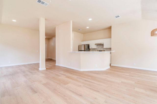 214 Sandhill DR, Lockhart, TX 78644