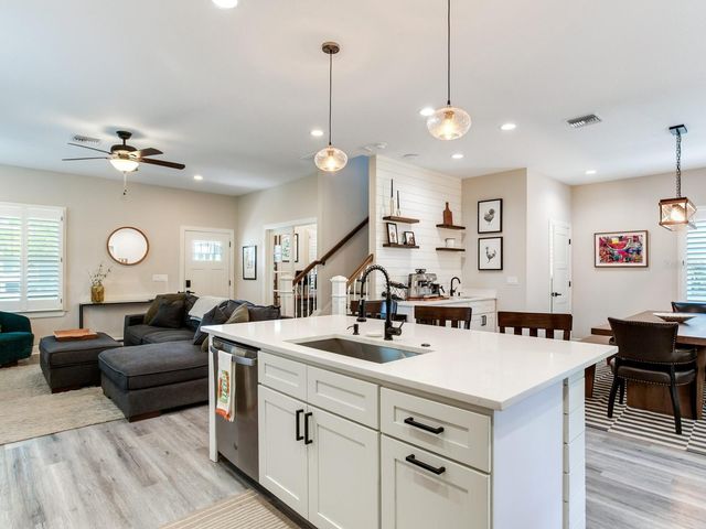 6906 N DUNCAN AVENUE, Tampa, FL 33604