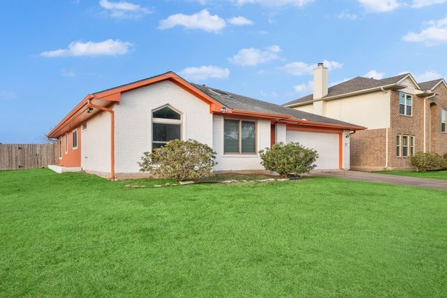 1530 Hunter Green Lane, Fresno, TX 77545