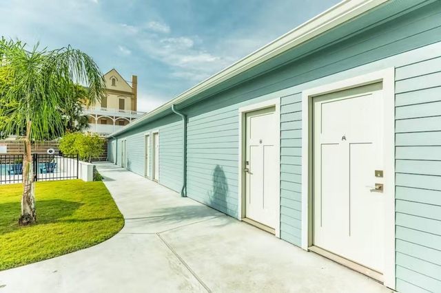2428 Bernardo De Galvez Avenue D, Galveston, TX 77550