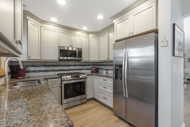 879 Burgess Circle, Buffalo Grove, IL 60089