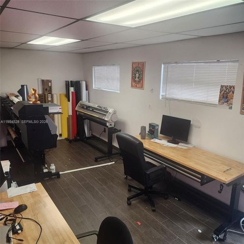 8315 NW 64th St 4, Miami, FL 33166