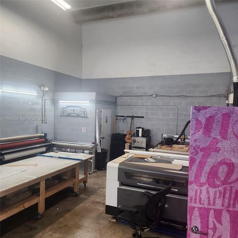 8315 NW 64th St 4, Miami, FL 33166