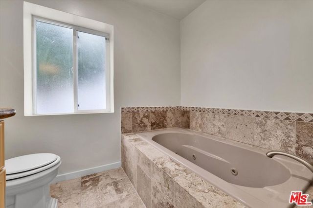 1713 Queens Court, Los Angeles, CA 90069