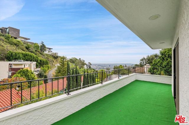 1713 Queens Court, Los Angeles, CA 90069