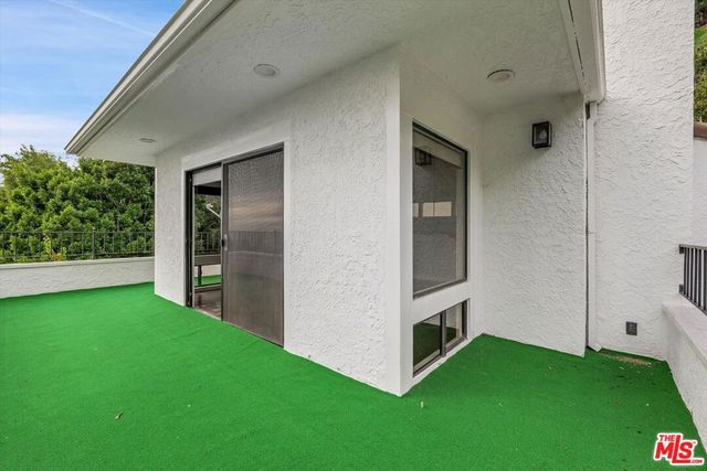 1713 Queens Court, Los Angeles, CA 90069