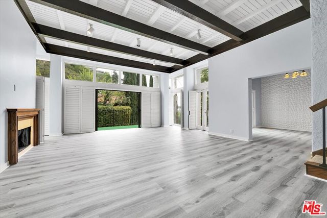 1713 Queens Court, Los Angeles, CA 90069