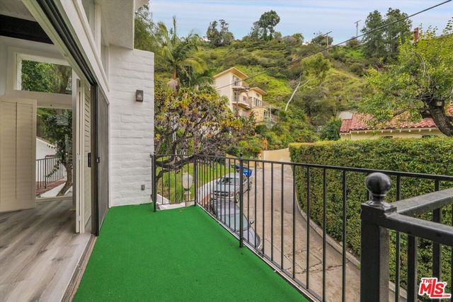 1713 Queens Court, Los Angeles, CA 90069