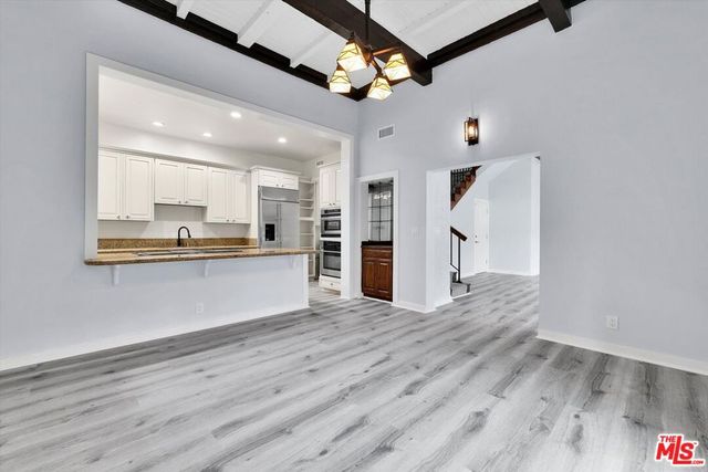 1713 Queens Court, Los Angeles, CA 90069