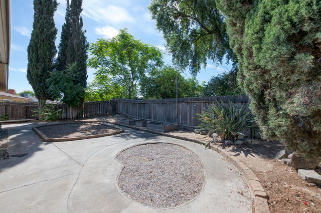 5904 E Pontiac Way, Fresno, CA 93727