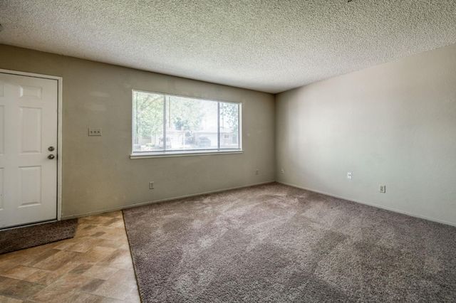 5904 E Pontiac Way, Fresno, CA 93727
