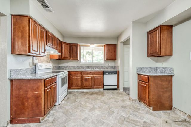5904 E Pontiac Way, Fresno, CA 93727