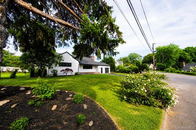 1 Glades Way, Halesite, NY 11743