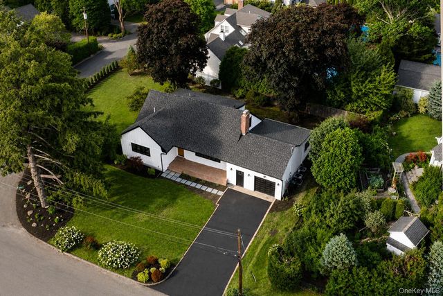1 Glades Way, Halesite, NY 11743
