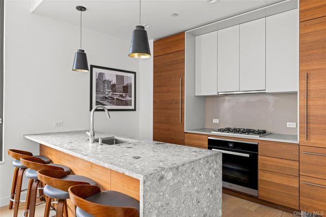 21-21 31st Street 2L, Astoria, NY 11105