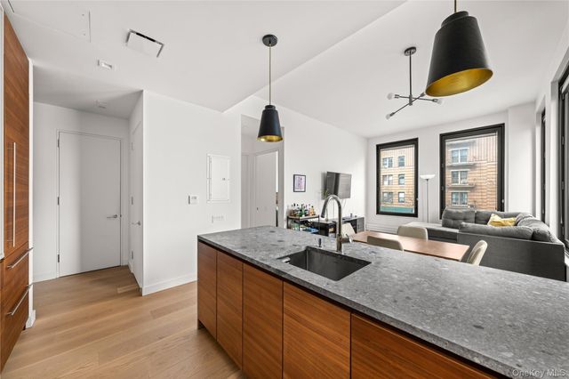 21-21 31st Street 2L, Astoria, NY 11105