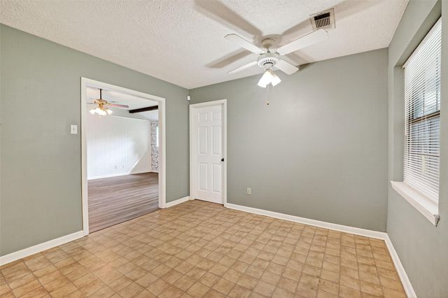 210 Woodhaven Street, Highlands, TX 77562