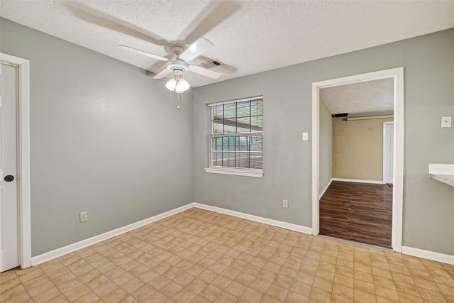 210 Woodhaven Street, Highlands, TX 77562