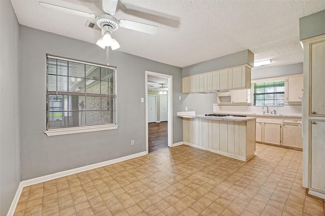 210 Woodhaven Street, Highlands, TX 77562