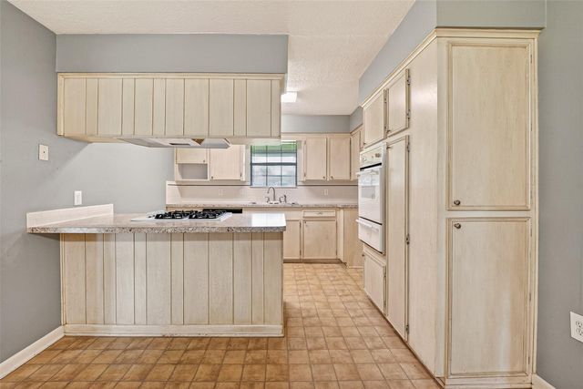 210 Woodhaven Street, Highlands, TX 77562