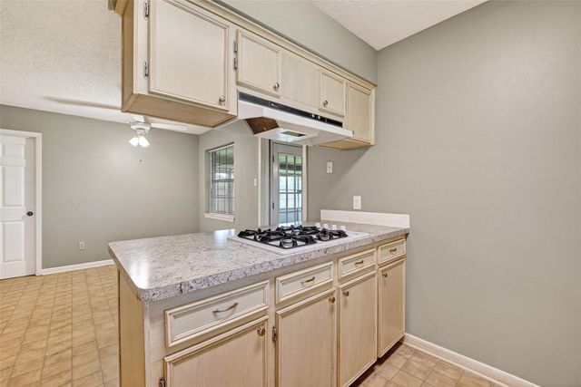 210 Woodhaven Street, Highlands, TX 77562