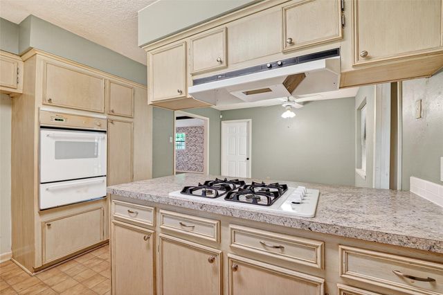210 Woodhaven Street, Highlands, TX 77562