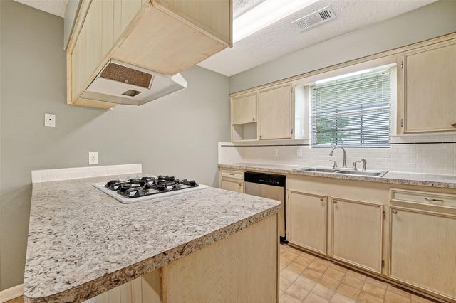 210 Woodhaven Street, Highlands, TX 77562