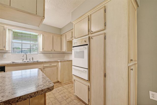 210 Woodhaven Street, Highlands, TX 77562