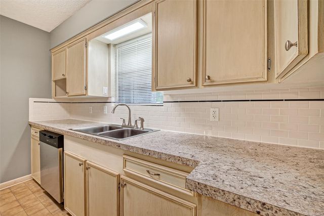 210 Woodhaven Street, Highlands, TX 77562