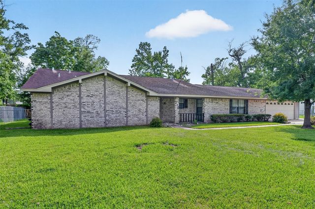 210 Woodhaven Street, Highlands, TX 77562