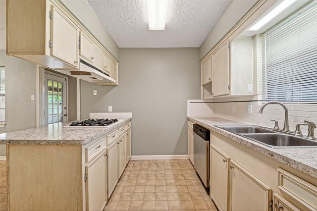 210 Woodhaven Street, Highlands, TX 77562