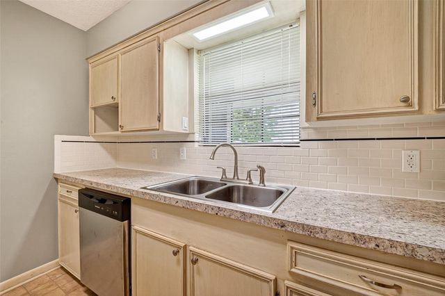 210 Woodhaven Street, Highlands, TX 77562