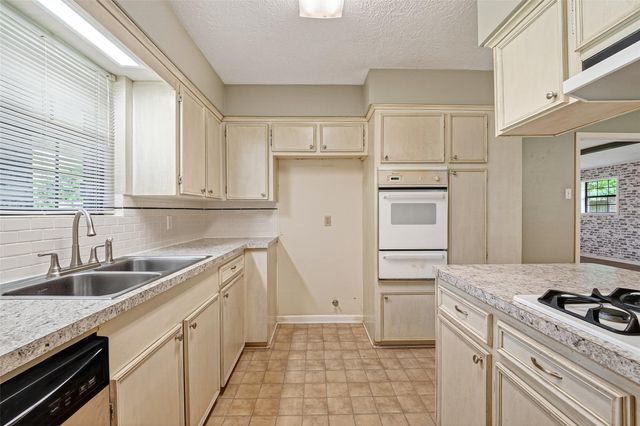 210 Woodhaven Street, Highlands, TX 77562