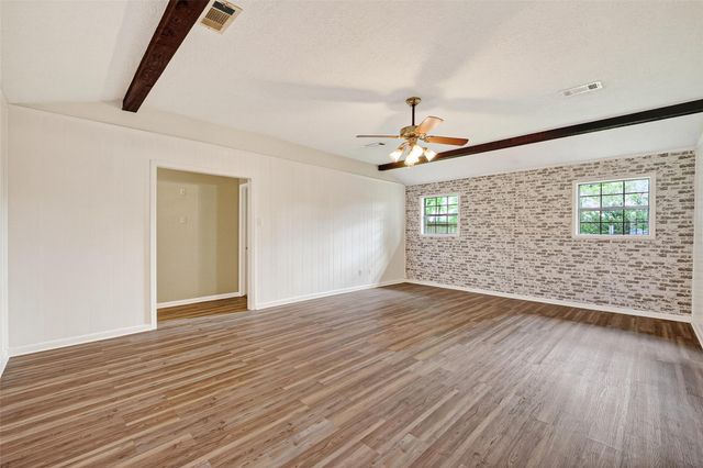 210 Woodhaven Street, Highlands, TX 77562