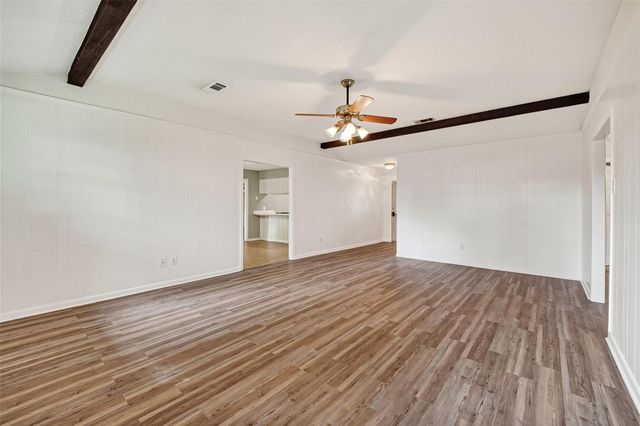 210 Woodhaven Street, Highlands, TX 77562