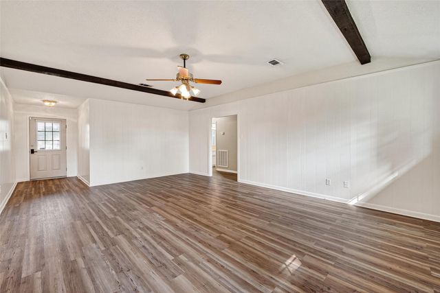 210 Woodhaven Street, Highlands, TX 77562