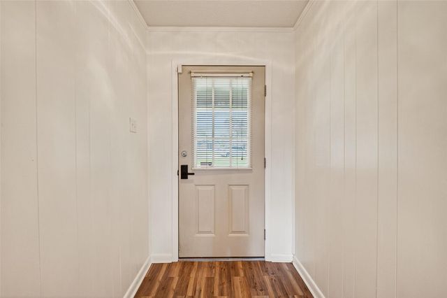 210 Woodhaven Street, Highlands, TX 77562