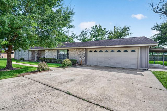 210 Woodhaven Street, Highlands, TX 77562
