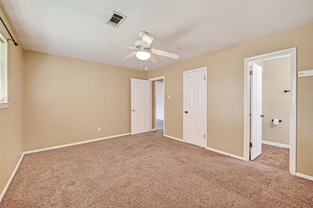 210 Woodhaven Street, Highlands, TX 77562