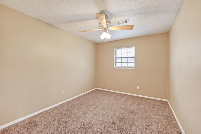210 Woodhaven Street, Highlands, TX 77562